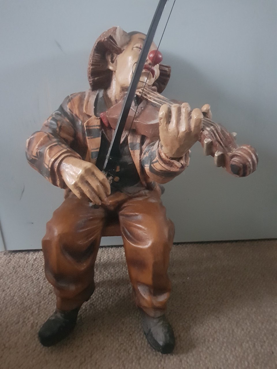 Houten beeld van clown met viool