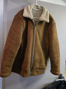 Bomberjack van imitatie suède met een imitatiebontkraag. C&A Maat L