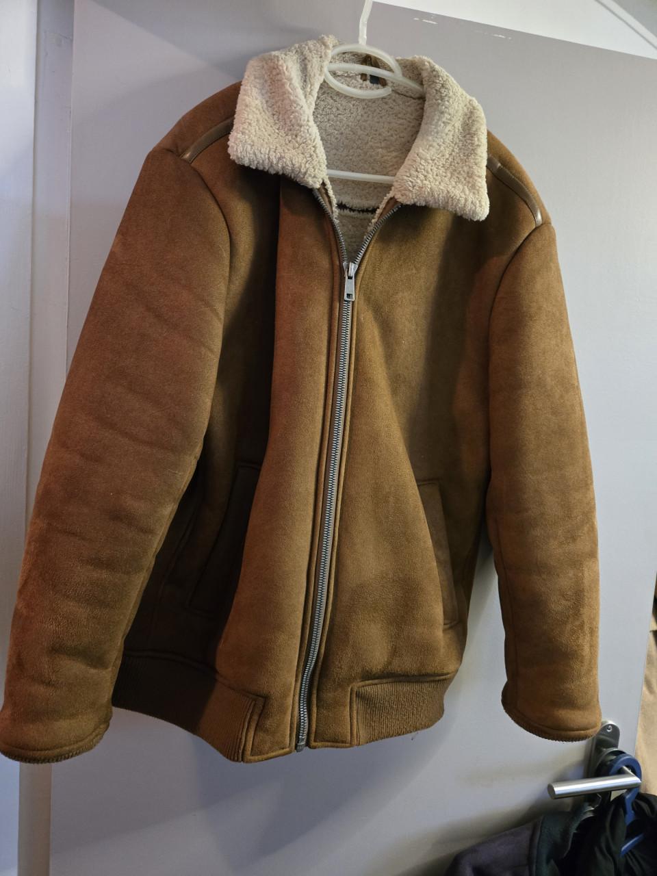 Bomberjack van imitatie suède met een imitatiebontkraag. C&A Maat L