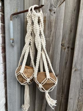 Macramè planten hanger met een monkey pot