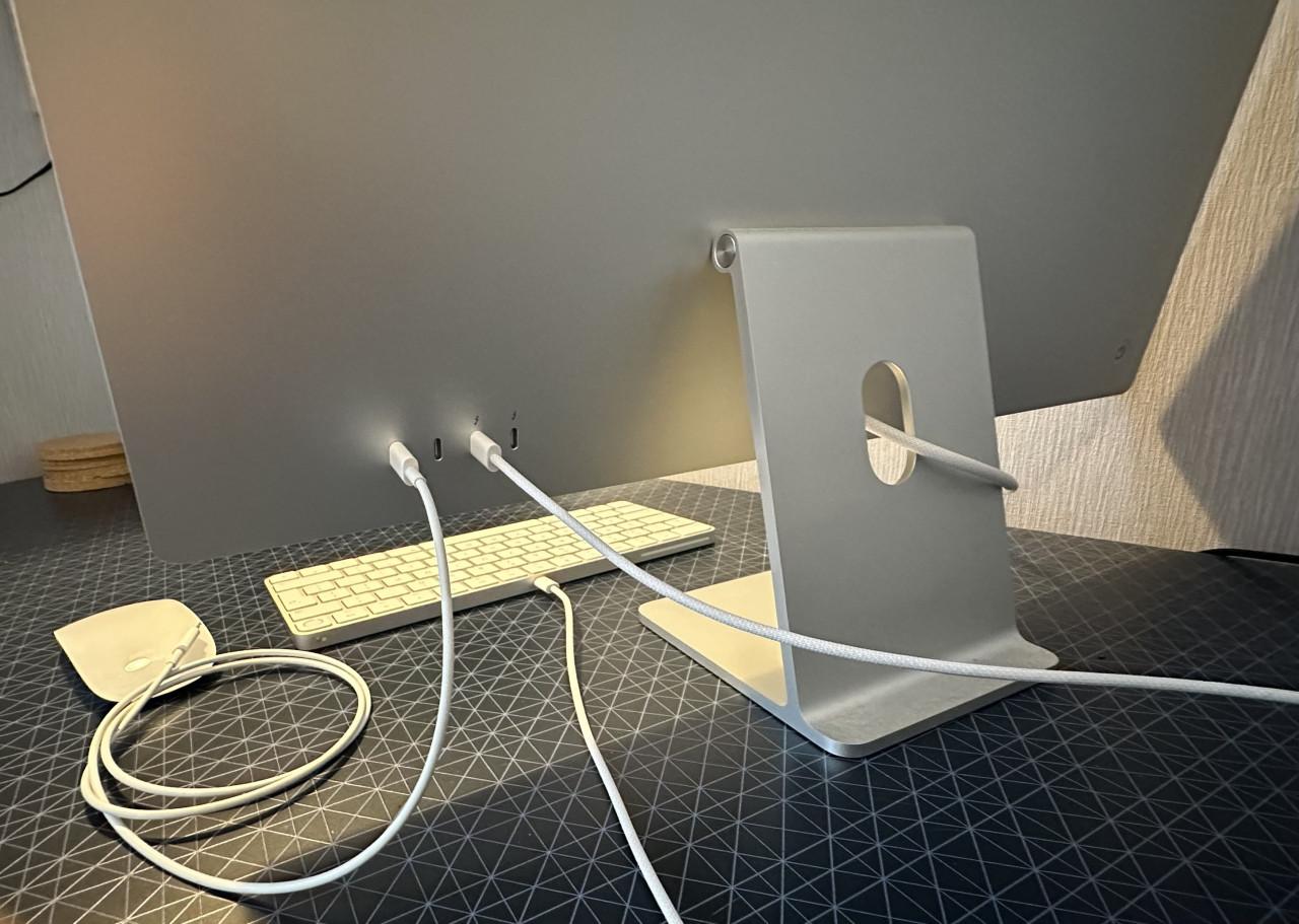 Apple iMac 24" M1. 16GB RAM.  512GB SSD