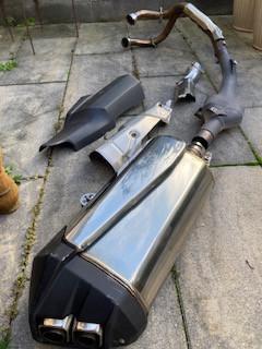 Complete uitlaatset, demper en uitlaat bocht voor een Honda Africa Twin