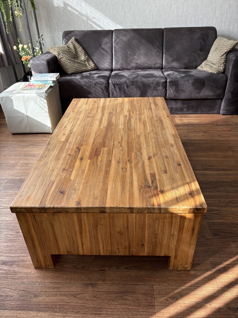 Dressoir, kleine kast, eettafel en salontafel