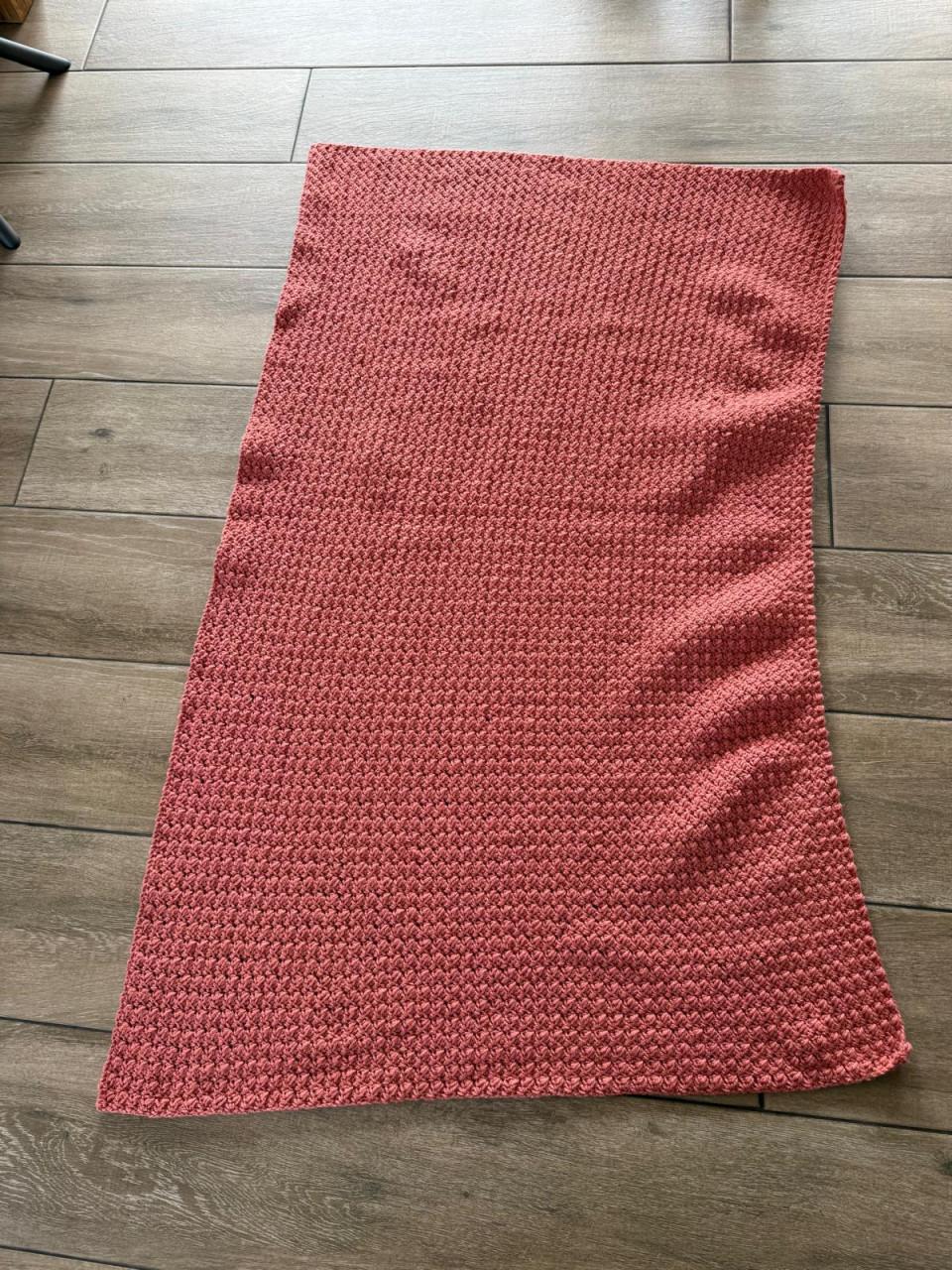 Handgehaakte koraalkleurige deken – 100 x 150 cm