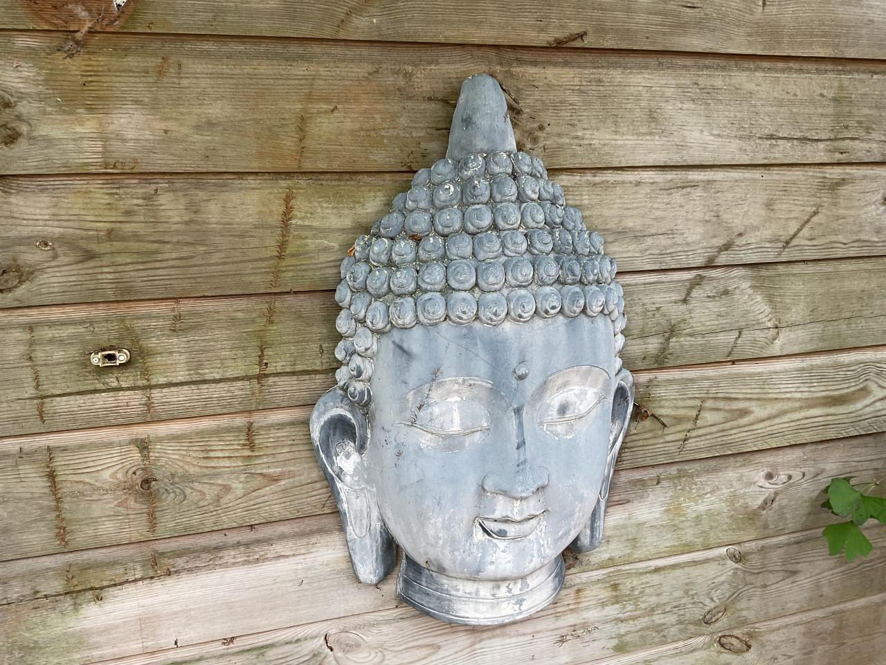 2 buddha beelden voor in de tuin