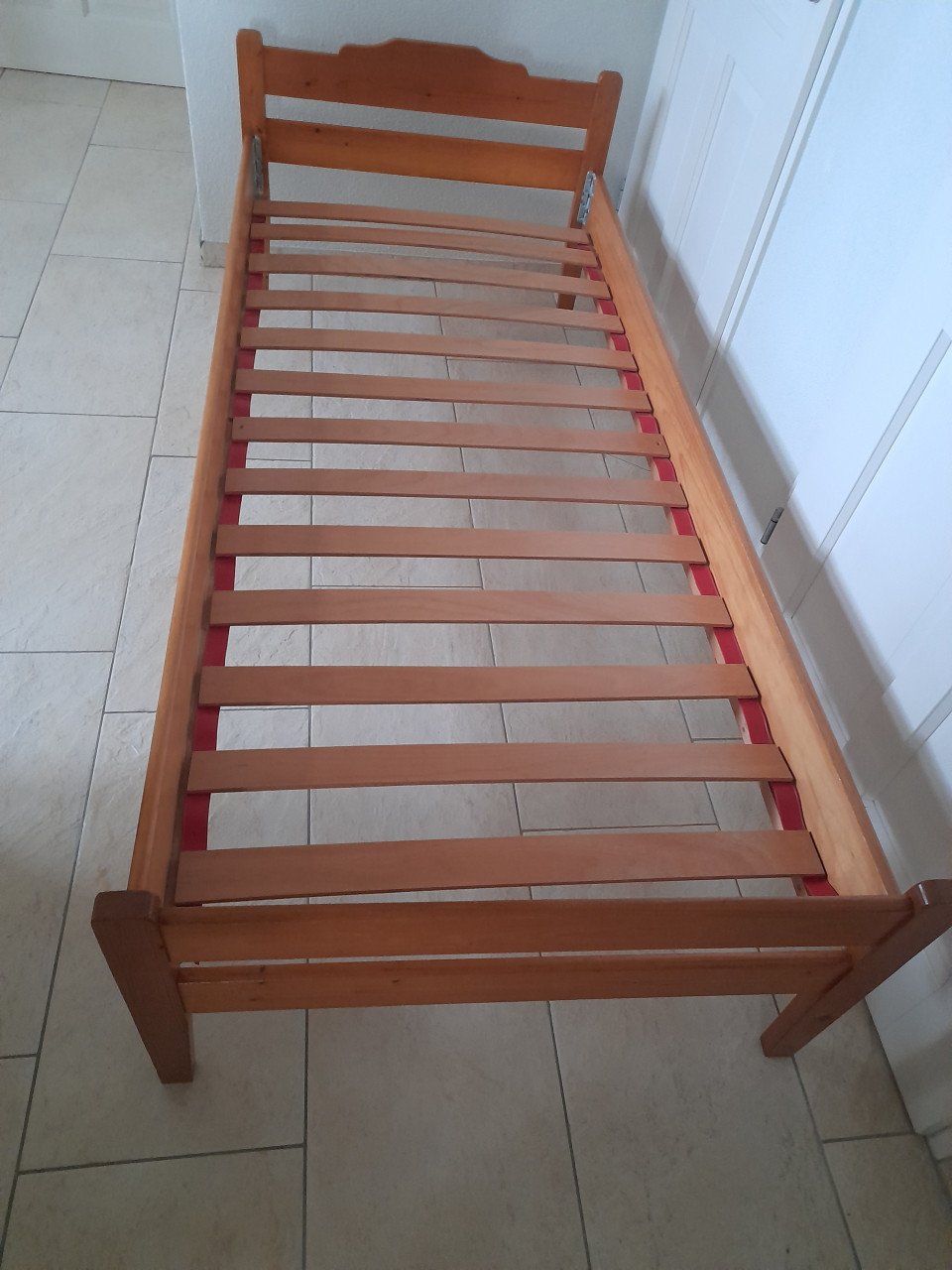 1 persoons bed 80 x 190 ( in goede staat )  Buiten maat ; 85,5 x 196