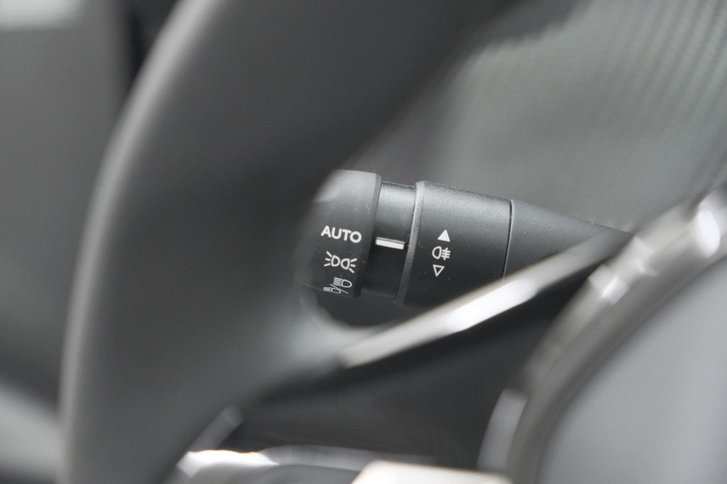 Peugeot 208 puretech 100 allure pack | camera | apple carplay | stoelverwar