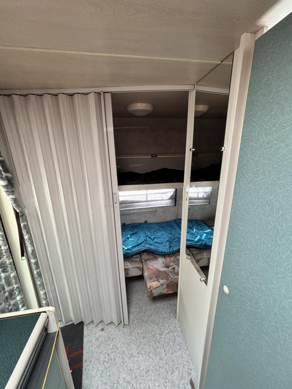 Lichtgewicht caravan, stapelbed, luifel en voortent