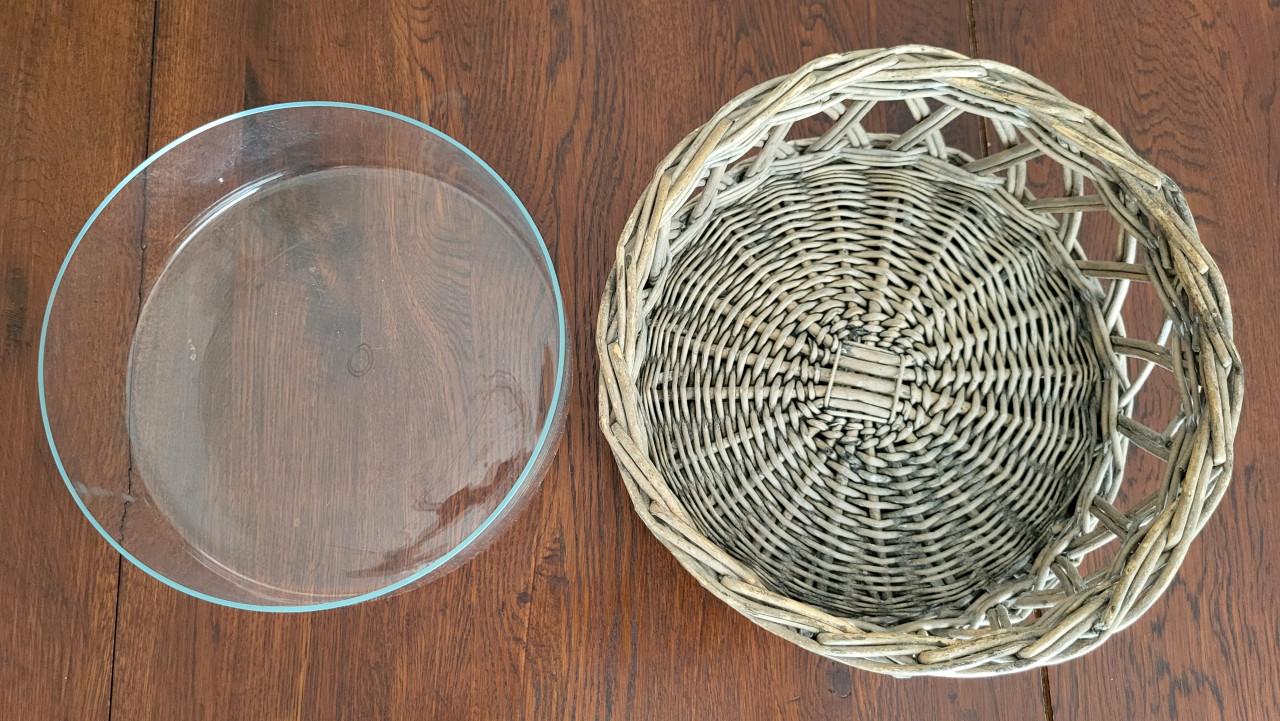 Rieten mand met glazen schaal fruitschaal