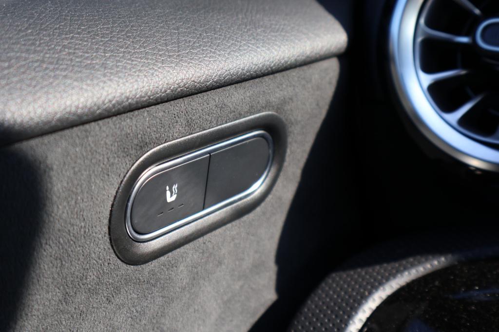 Mercedes-Benz A-Klasse 180 business solution amg i 2025 i panorama dak i mu