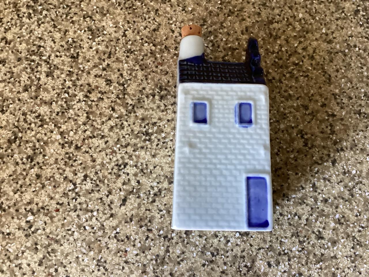 Grachtenpandje.   Handpainted.   Kleur: Delfts Blauw.     Nr. 5021.