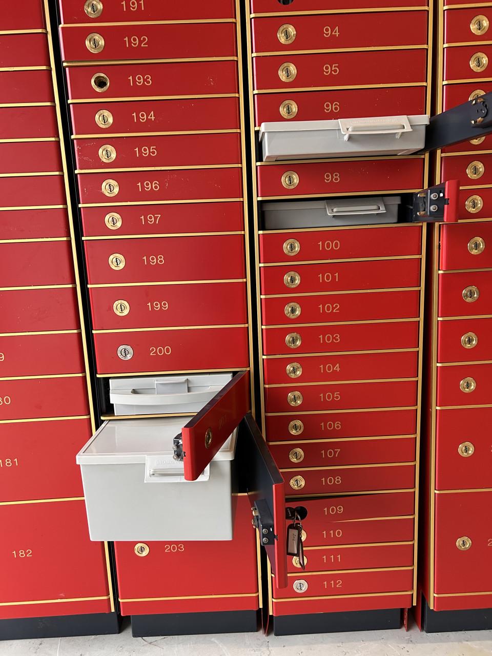 Bankkluis ijzerkasten vintage industriaal 9 stuks totaal