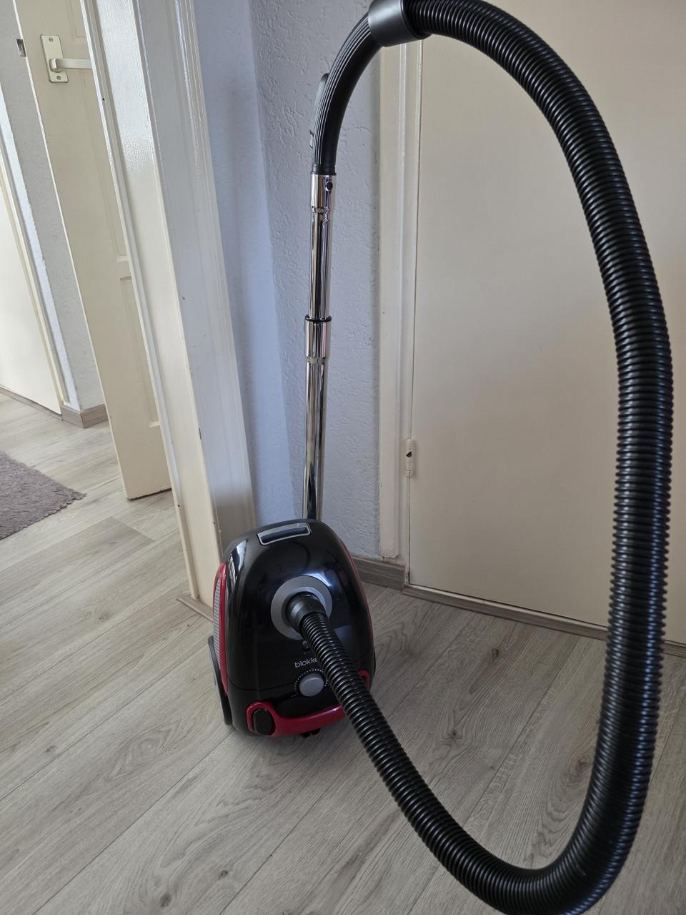 Stofzuiger in zeer goed staat en goed werkend -met stofzak-800W