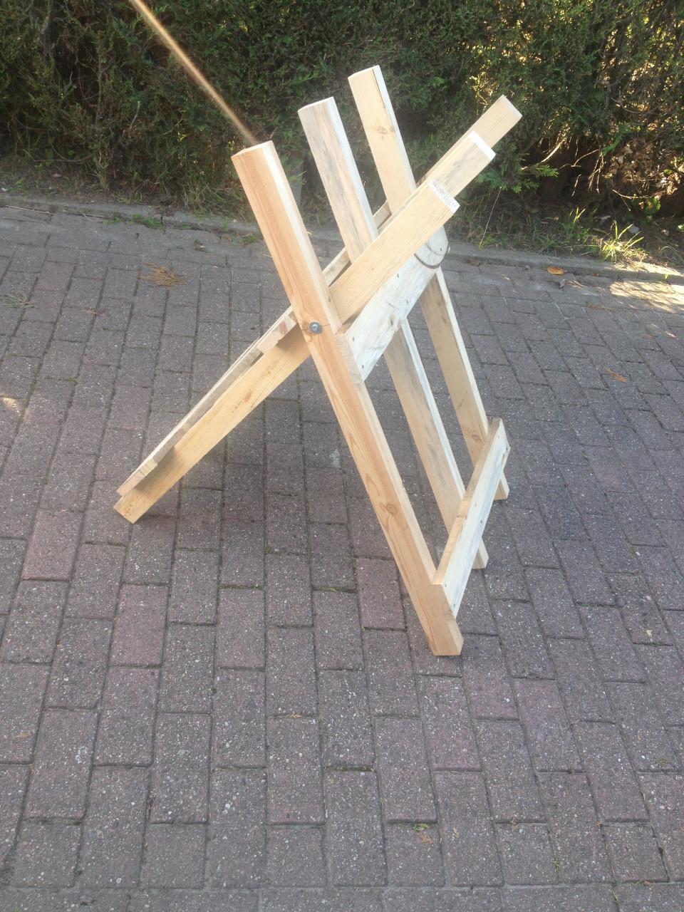 Veel haardhout doorzagen met kettingzaag en compacte stabiele zaagbok