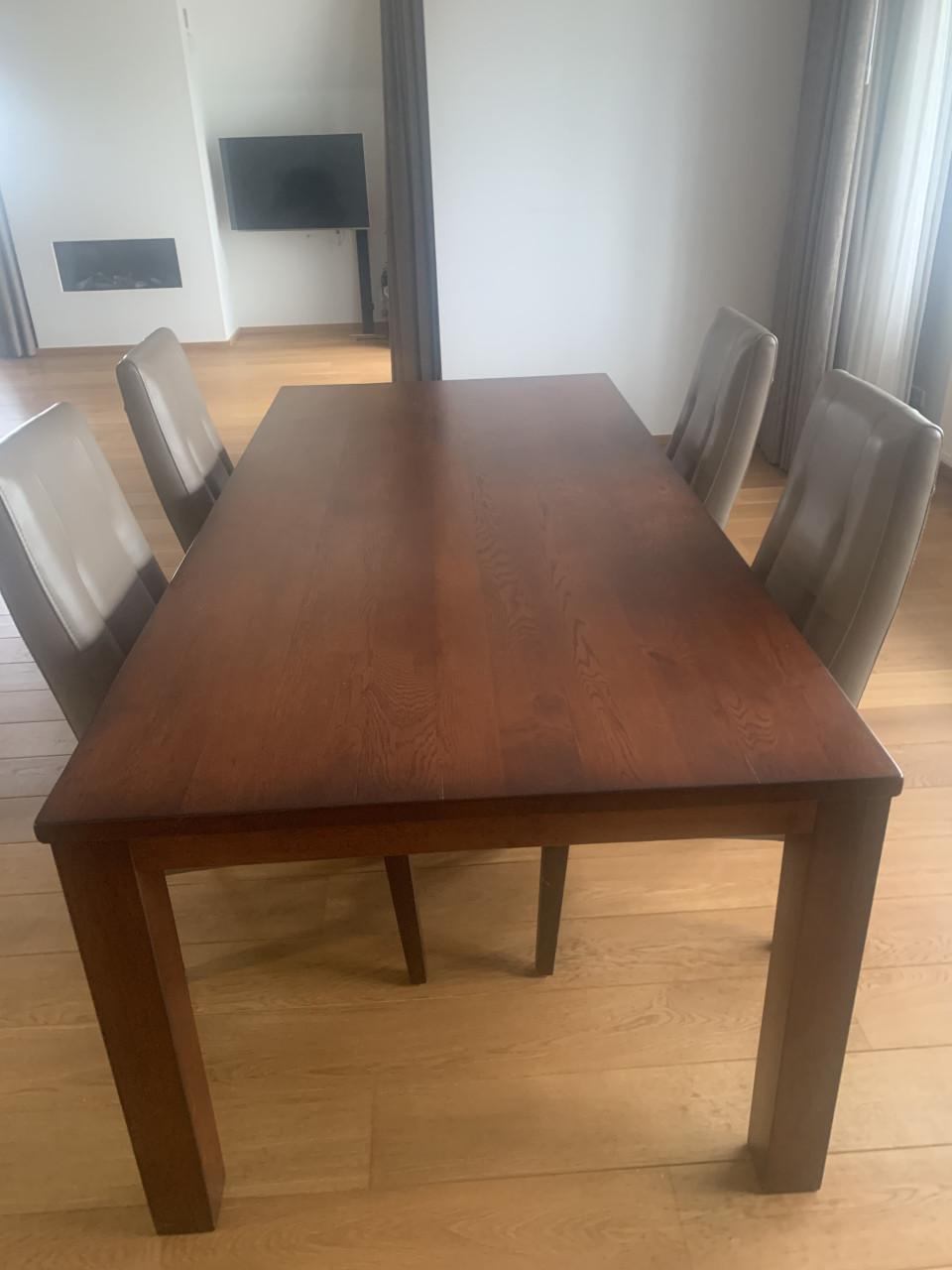 Massief houten tafel met 4 lederen Henders&Hazel  stoelen