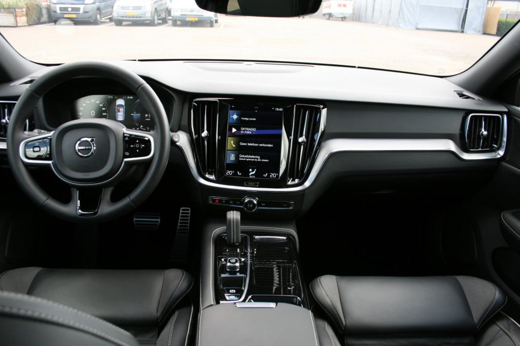 Volvo V60 2.0 t6 recharge awd r-design