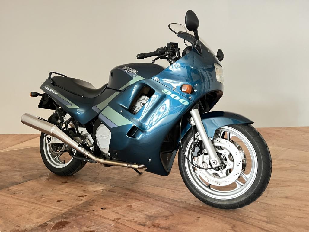 Triumph Trophy tour 900