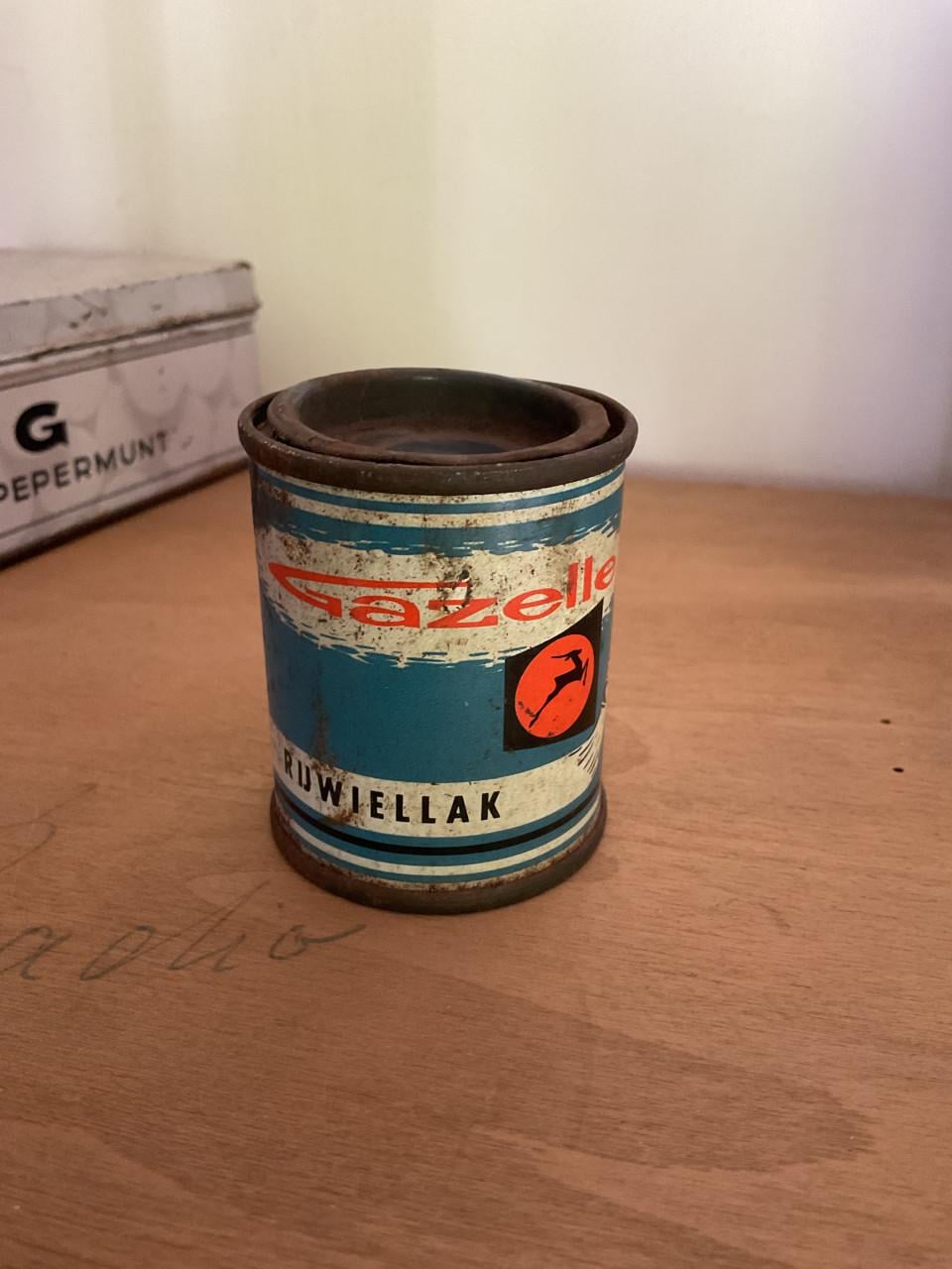 Oud blikje Gazelle rijwiellak