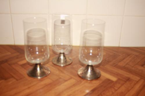 3 bierglazen op verzilverde voet..
