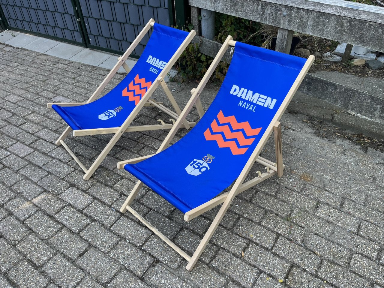 Strandstoel met reclame van Opel en Damen
