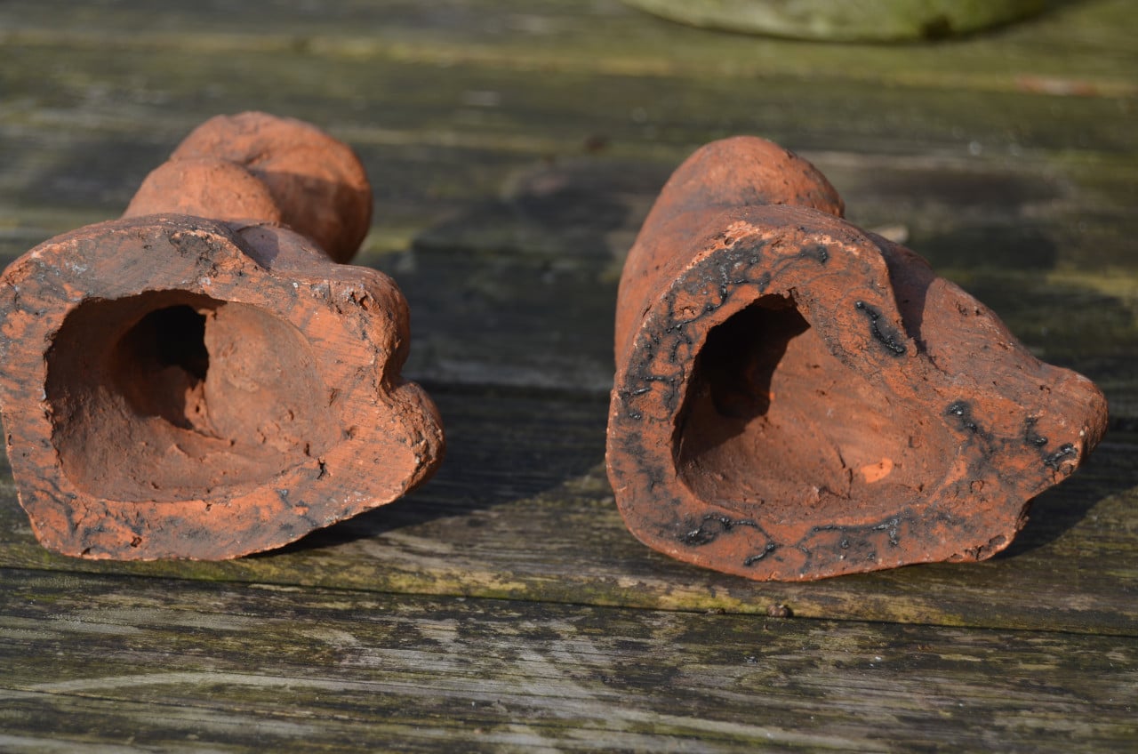 2 Aardewerk/terracotta beeldjes fluitspelende kinderen