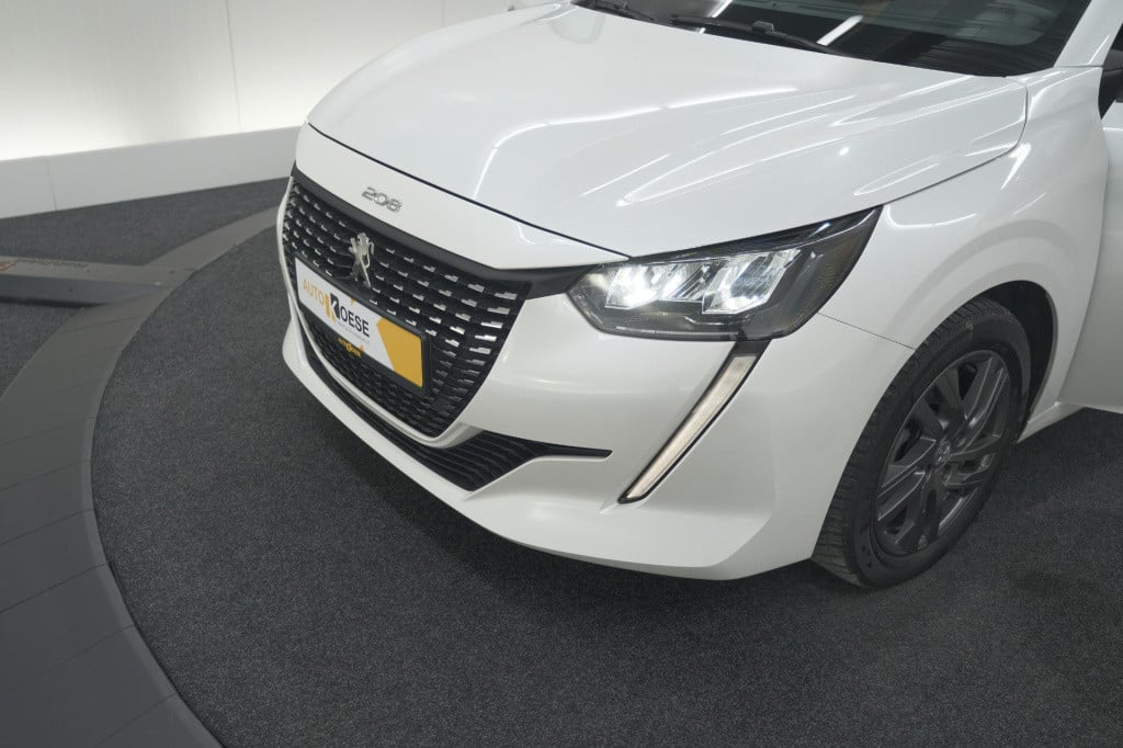 Peugeot 208 puretech 100 eat8 allure pack | camera | apple carplay | parkee