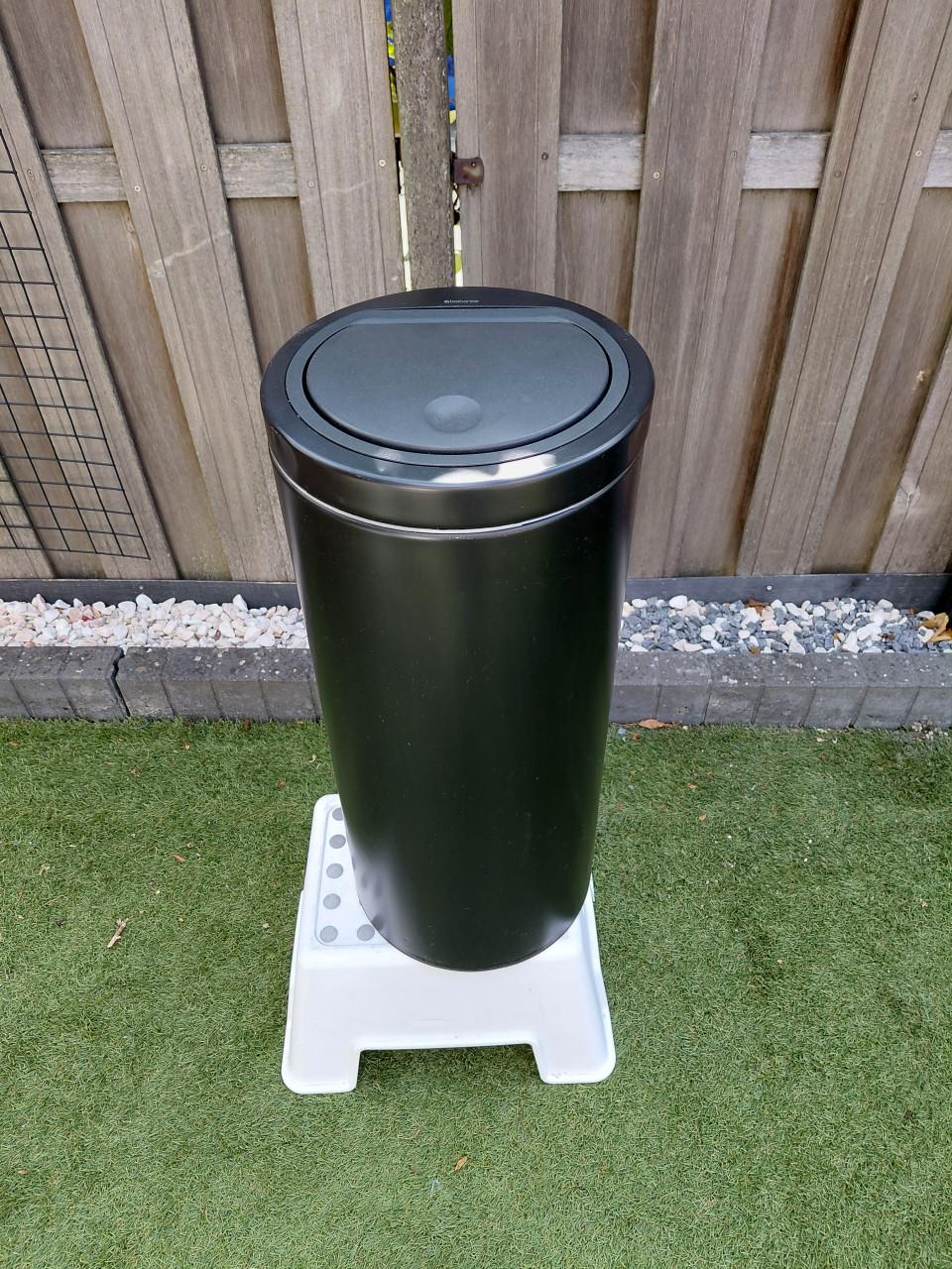 Brabantia touch vuilnisbak 23-30 ltr - zwart