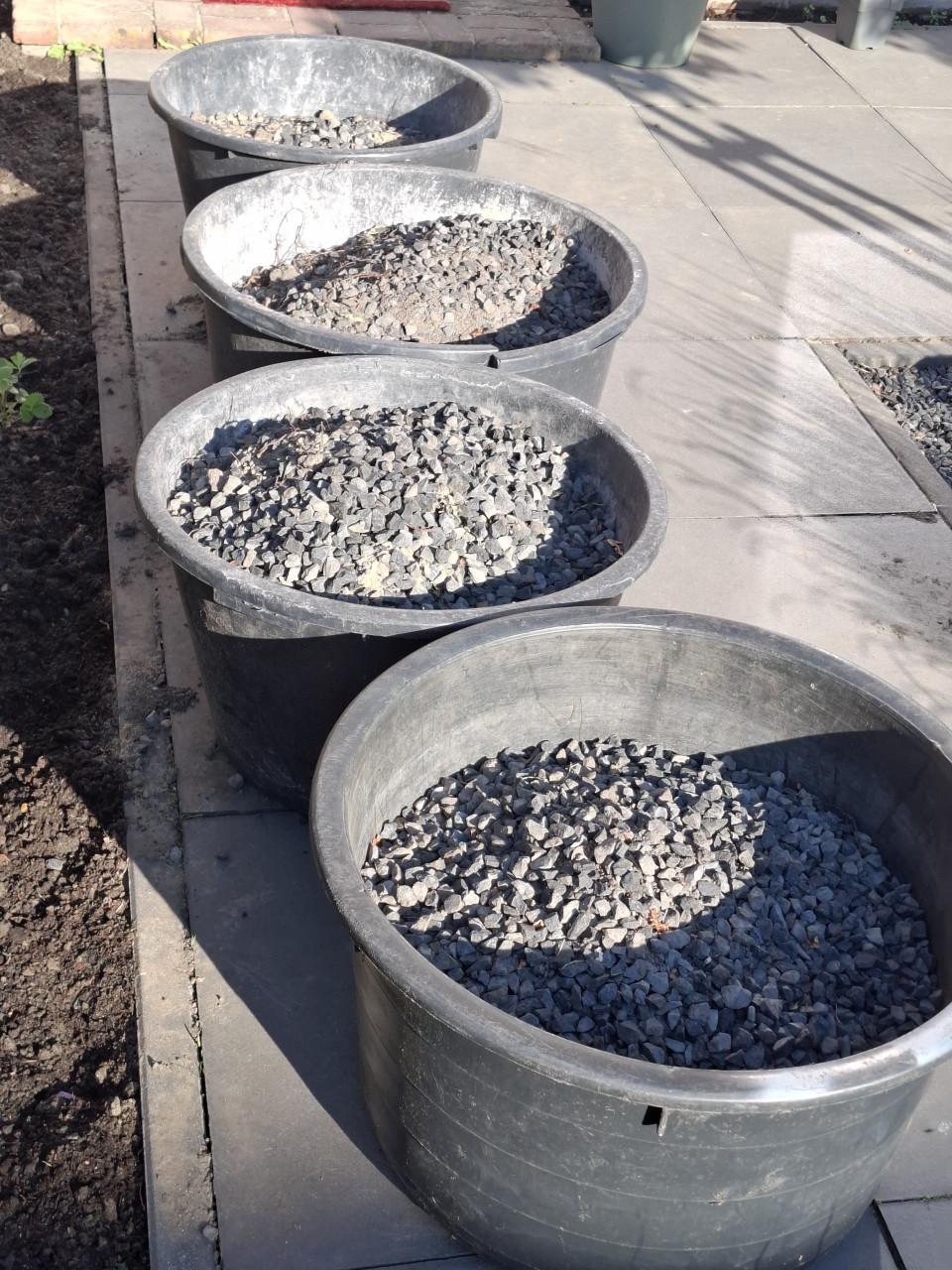 Grijs grind 3 speciekuipen vol