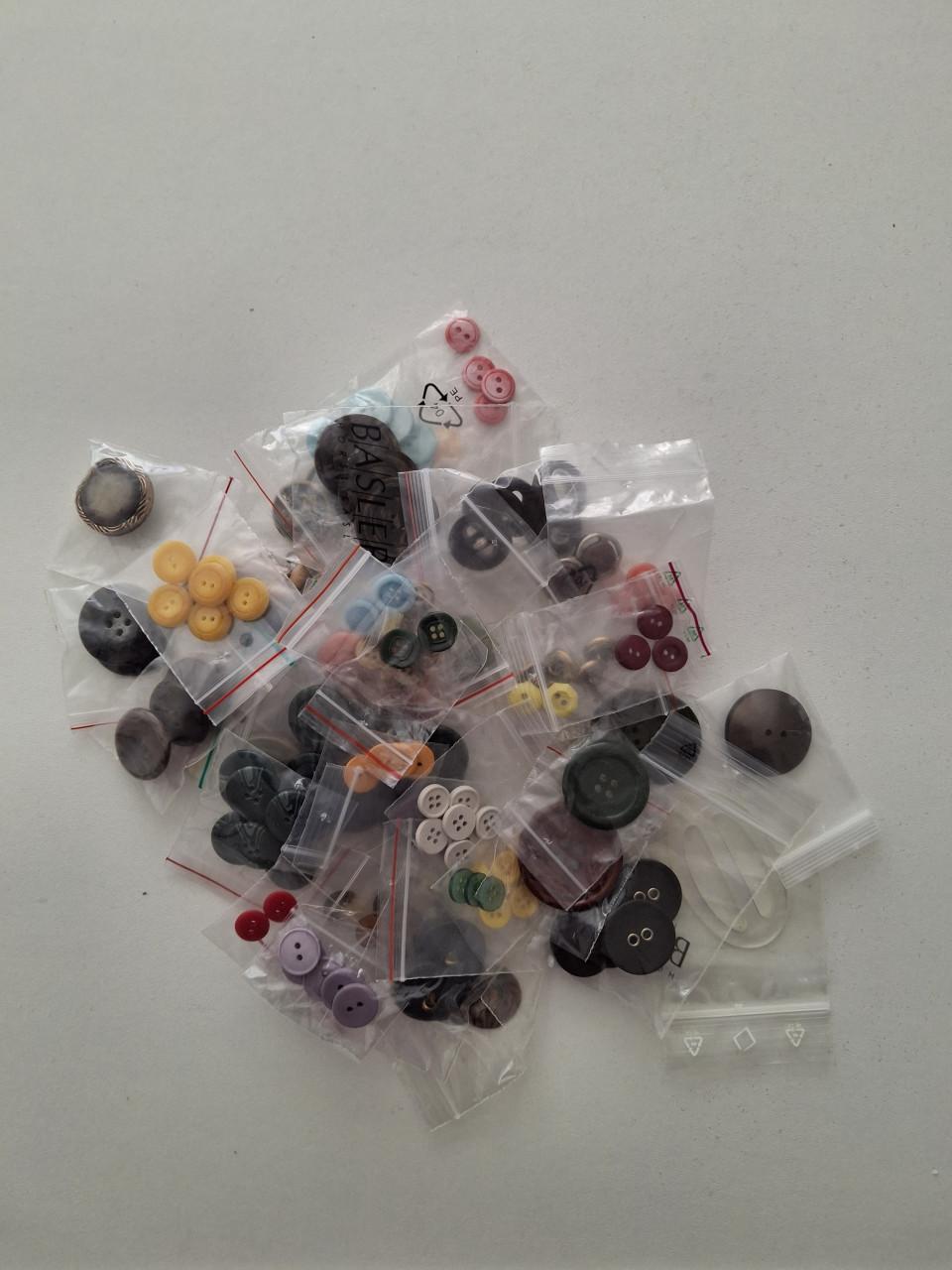 Veel knopen en 1 gesp