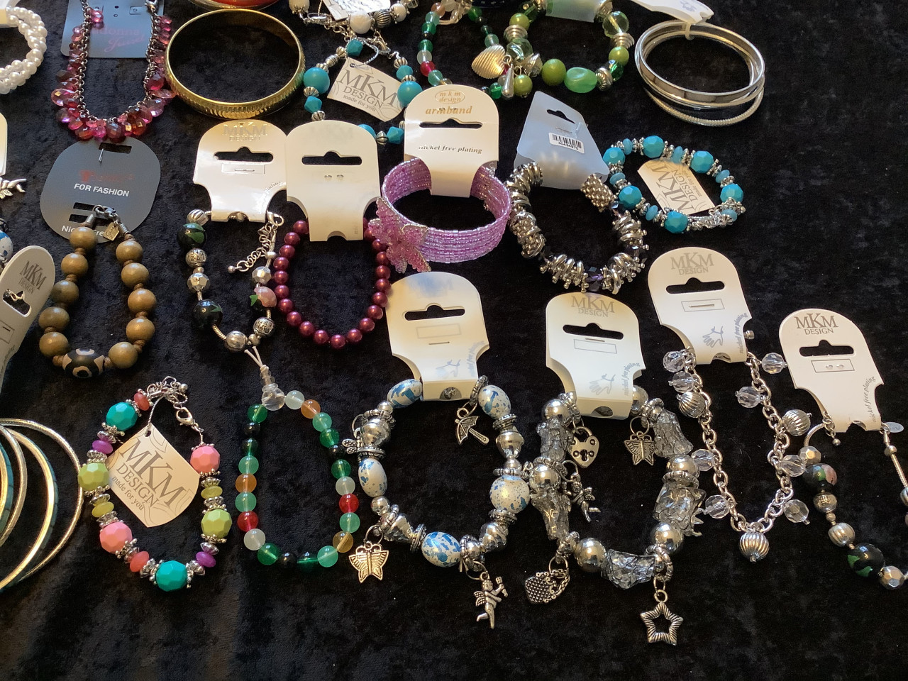Partij diversen mooie armbanden. ( partij 133)