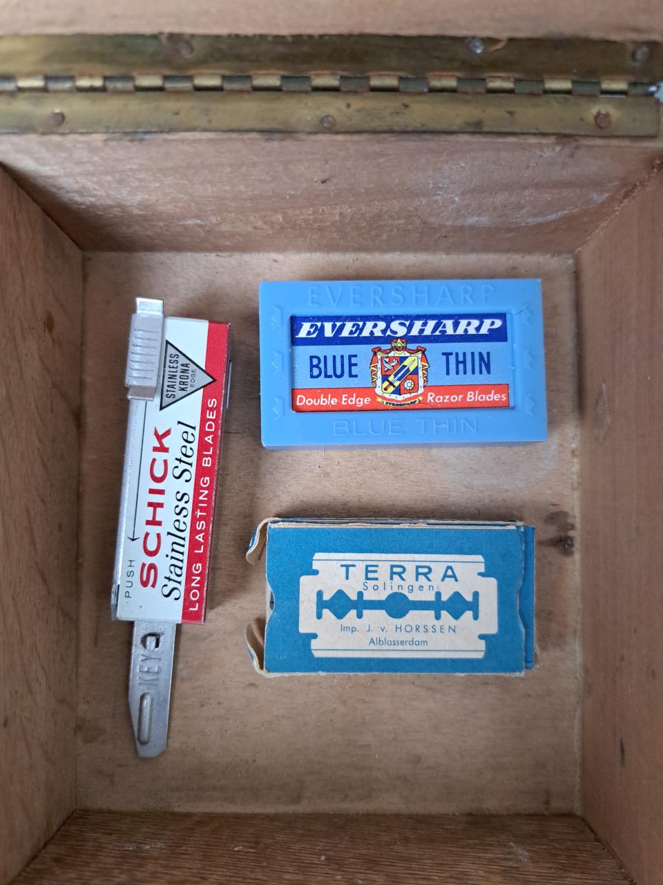 Vintage houten scheerdoos met spiegel en vakverdeling compleet.