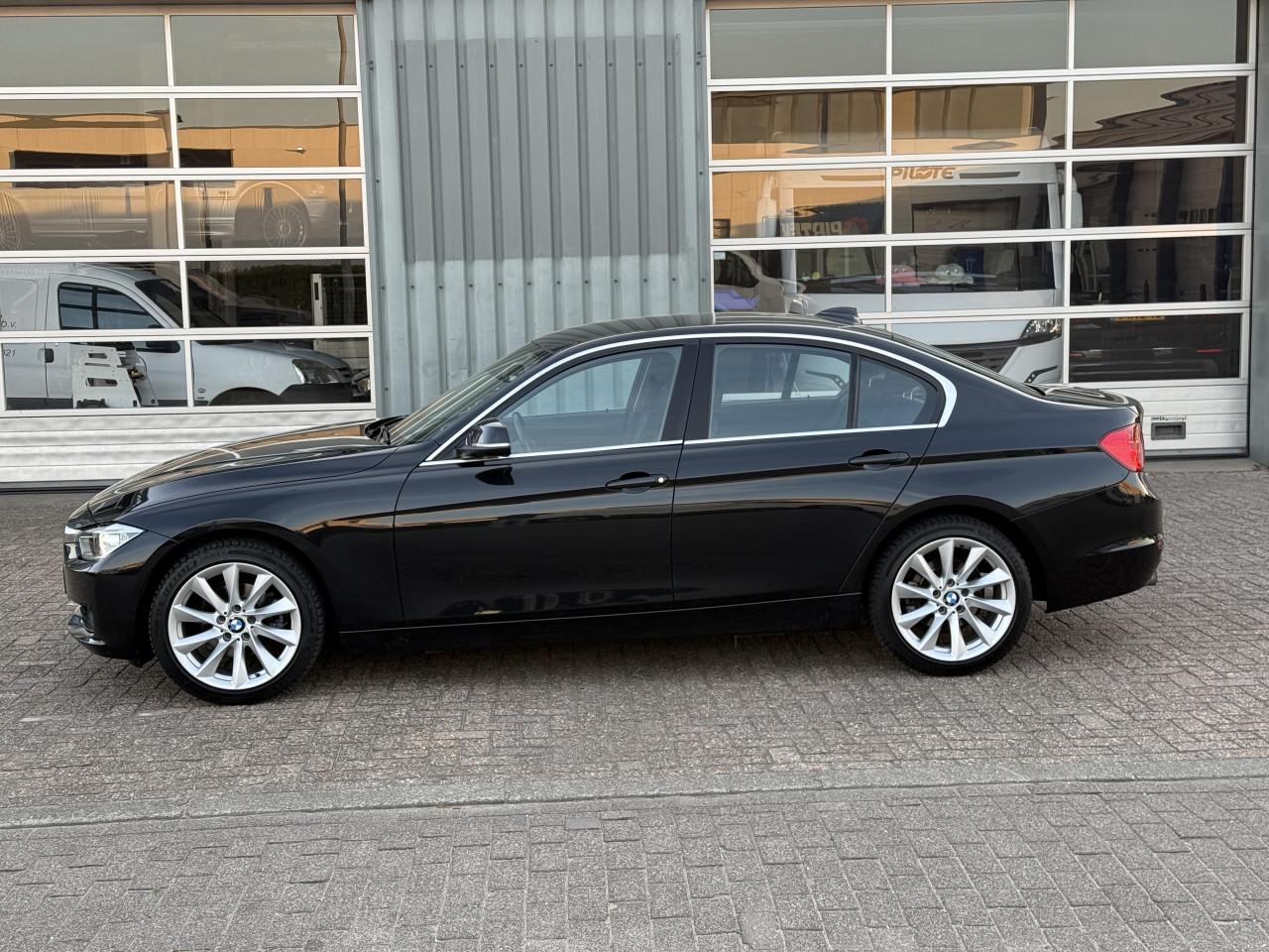 BMW 3-serie - 320i High Executive