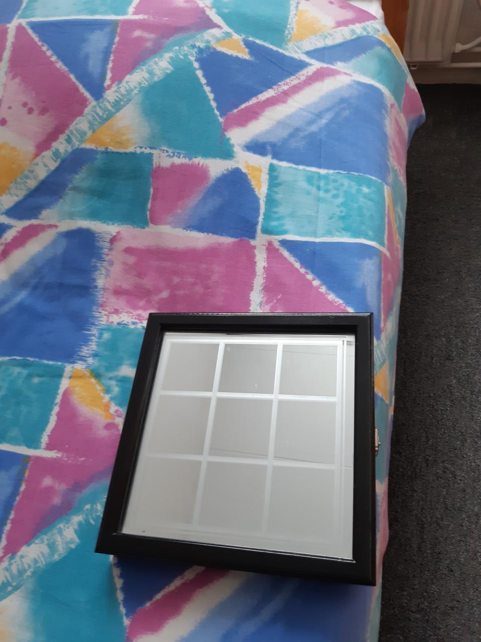 Boter kaas en eieren spel van glas in zwarte doos met spiegel