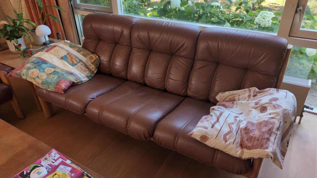 Bankstel bruin leer met houten frame 2 en 3 zits bank