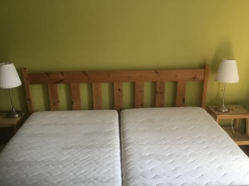 Twee persoons bed aangeboden