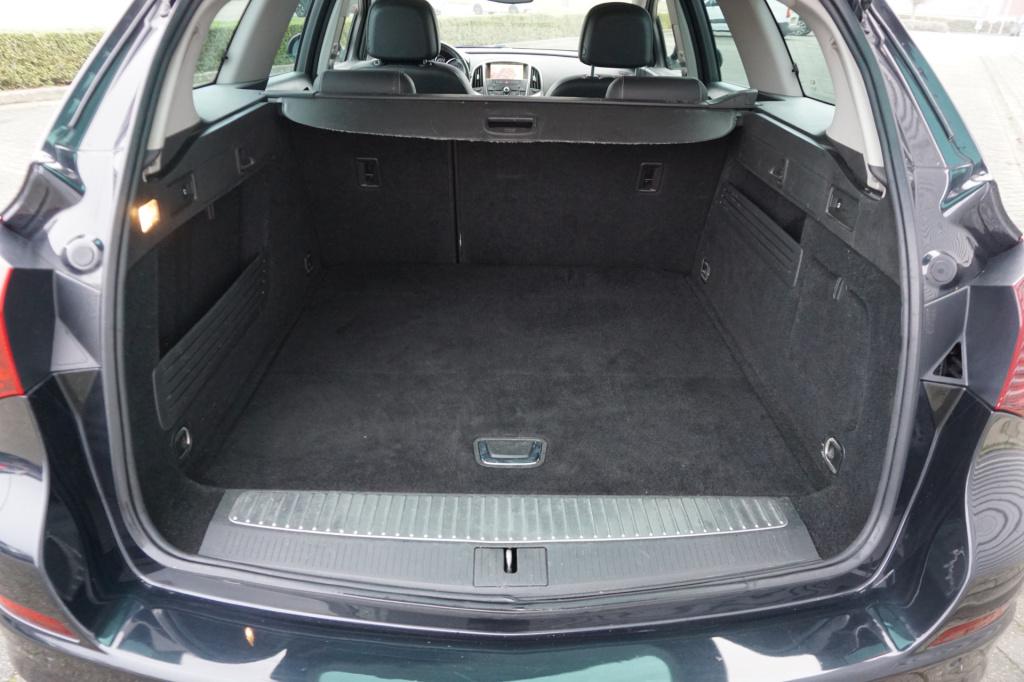 Opel Astra sports tourer 1.4 cosmo navi / climate / cruise / trekhaak / lm 