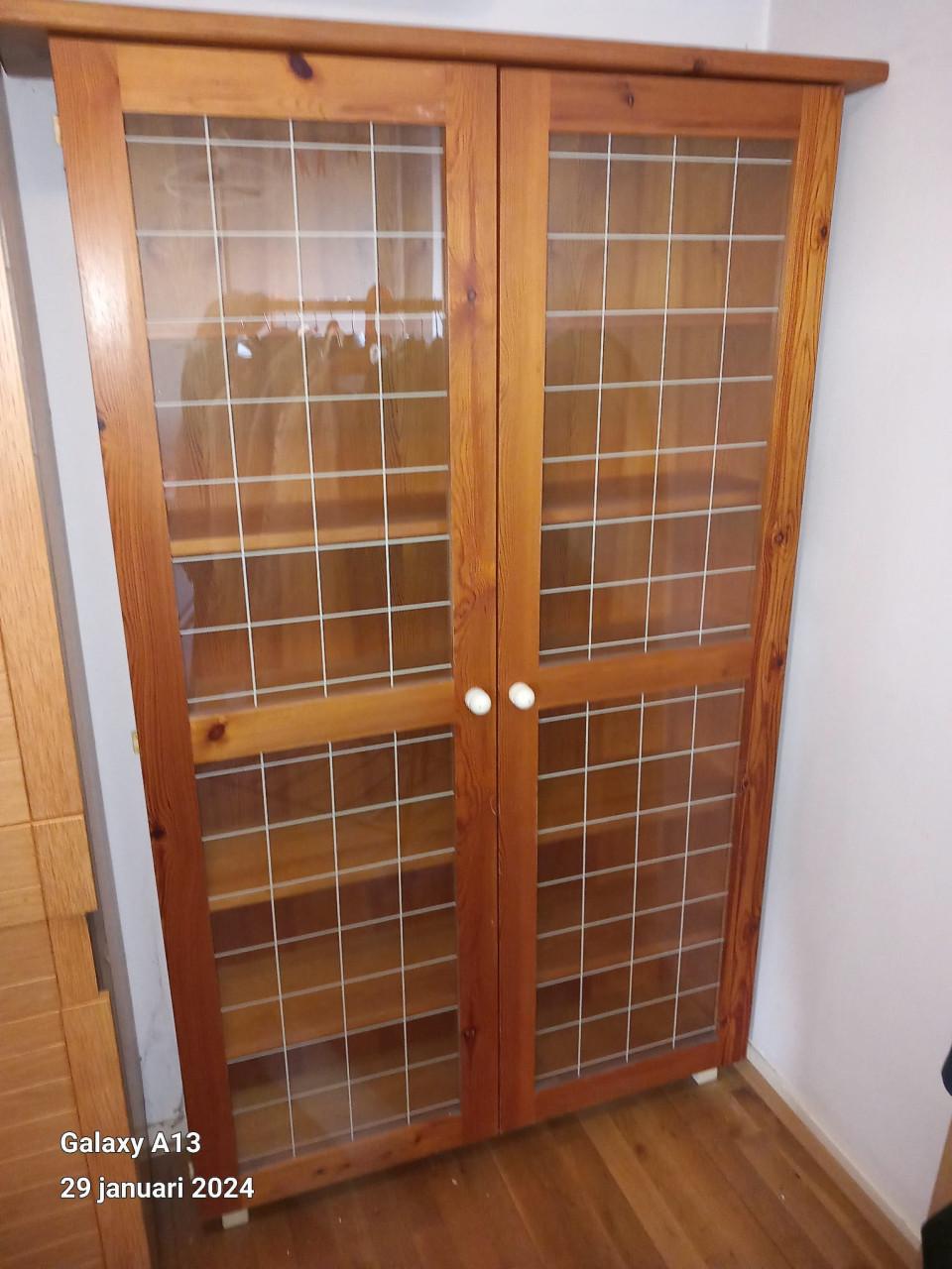 Grenen kast met glazen deuren