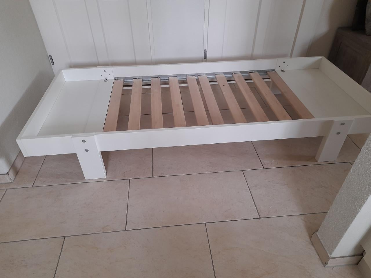 Mee groei bed (max 80 x 200)  In goede staat !