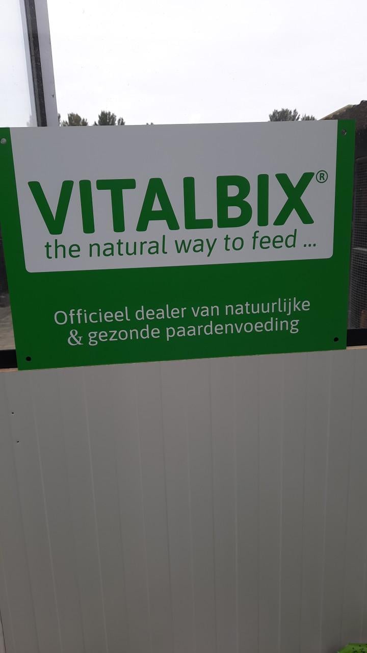 Groot assortiment paardenvoeders en bodembedekking