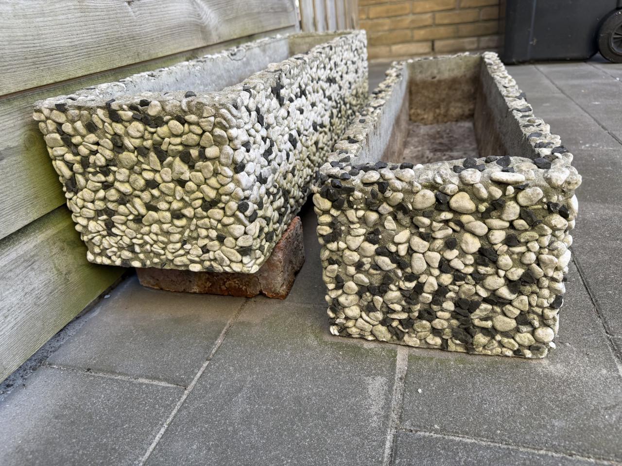 2 plantenbakken kiezelstenen op beton 80cm