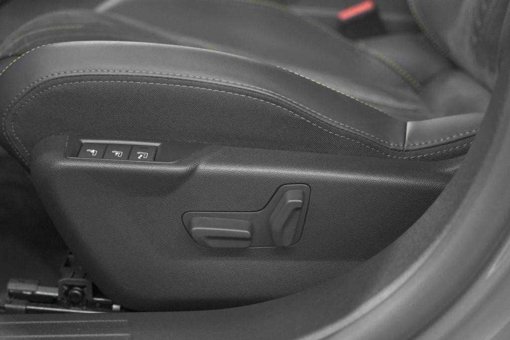 Peugeot 2008 puretech 130 eat8 gt | 360 camera | stoelmassage | adaptieve c