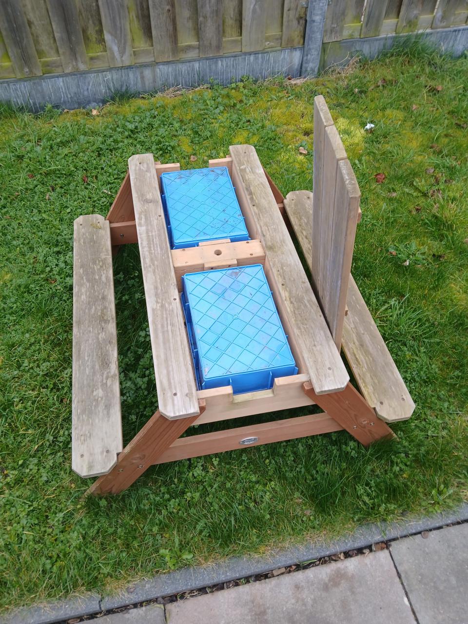 Picknicktafel zand water kind
