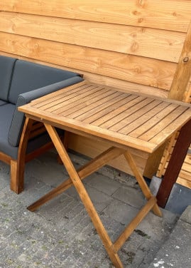 Houten tuintafeltje.