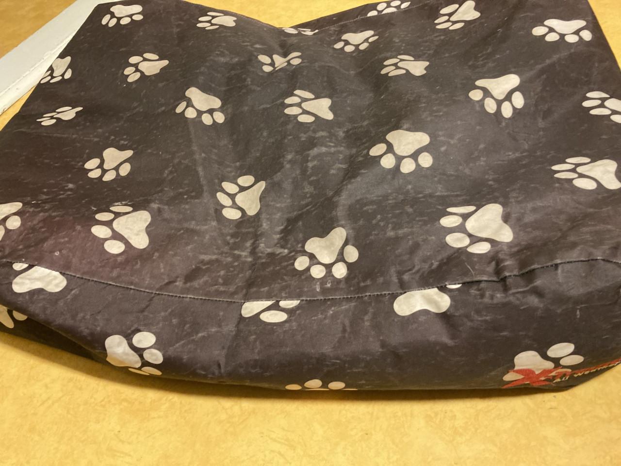 Hondenkussen grijs met hondenpootjes