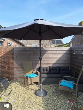 Loungeset/ kussens, parasol met standaard,  2 stoelen