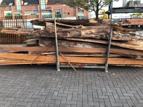 Bok met 2,5-3m3 knutselhout/kachelhout v 50 euro, koffie gratis