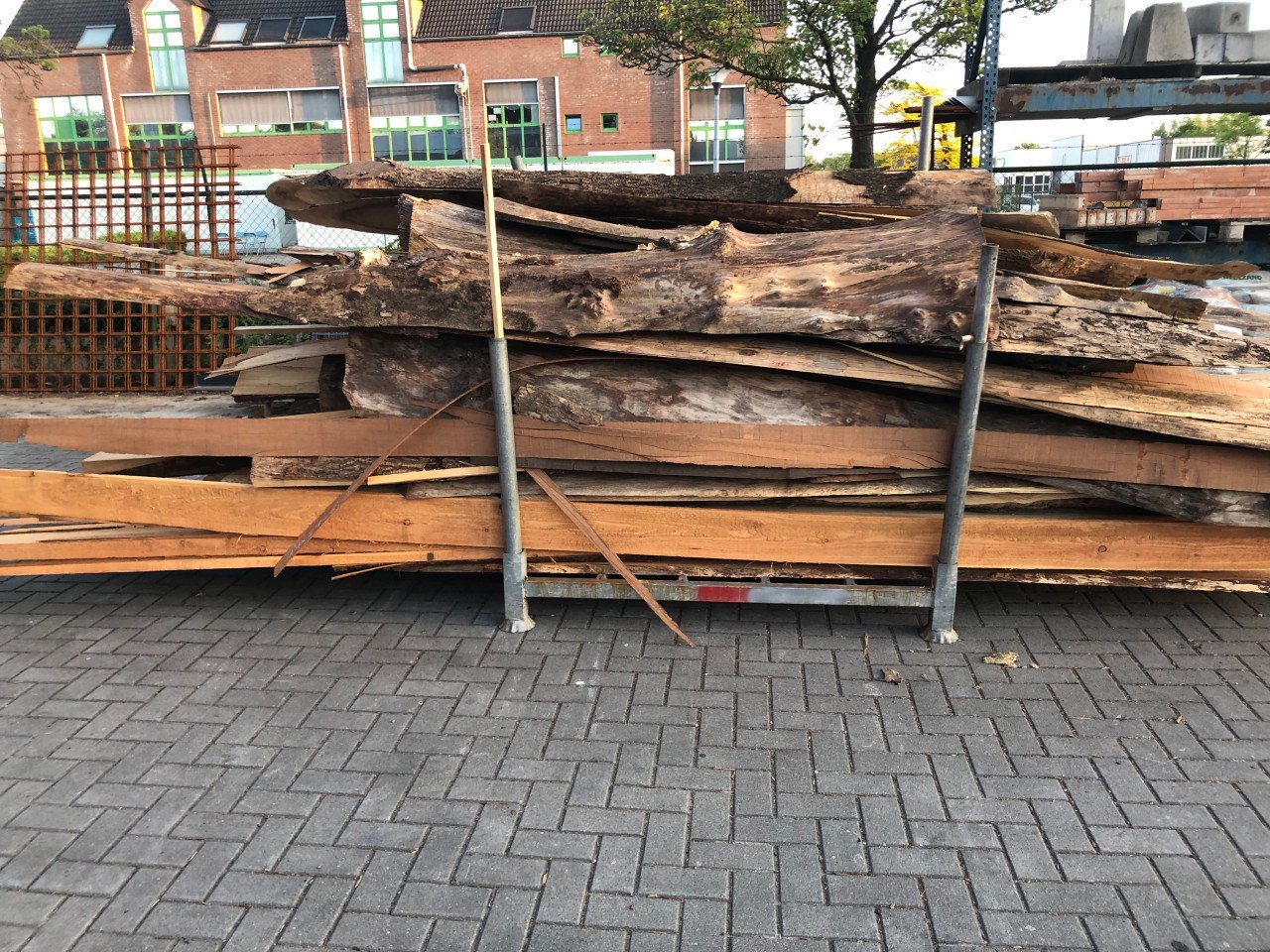 Bok met 2,5-3m3 knutselhout/kachelhout v 50 euro, koffie gratis