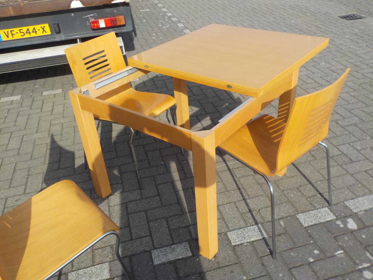 Verlengbare eettafel 90 x 90 / 180 x 90 cm + 3 stoelen
