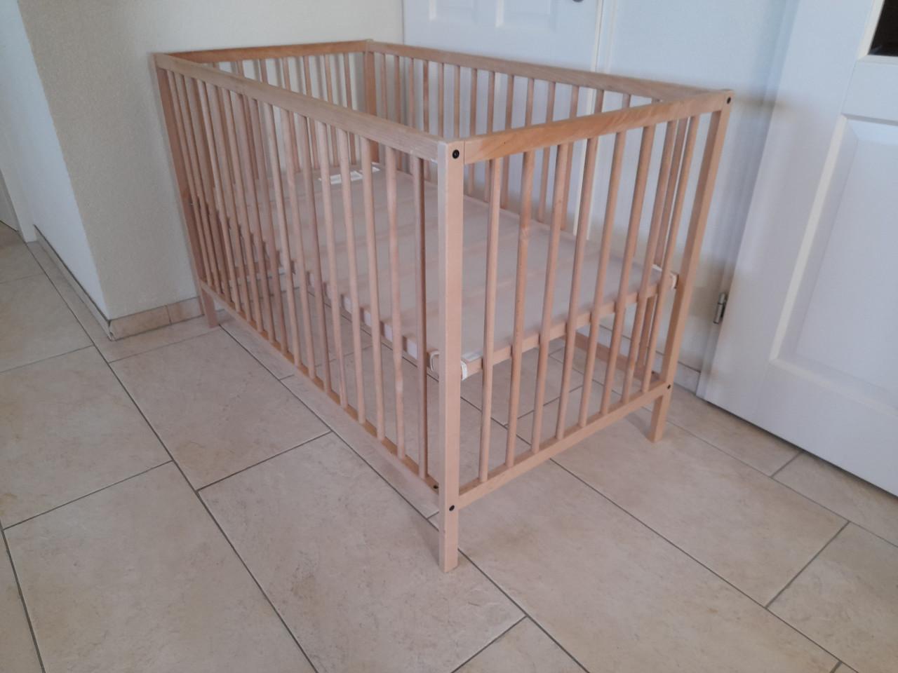 Blank houten Ledikantje (in goede staat )