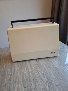 Pfaff tiptronic 1025 Naaimachine met accessoires.